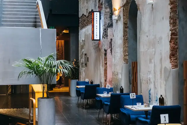 Rengin Gücü: Restoranınızı Instagram Dostu Hale Getirmek İçin Canlı Mobilyaları Kullanmak