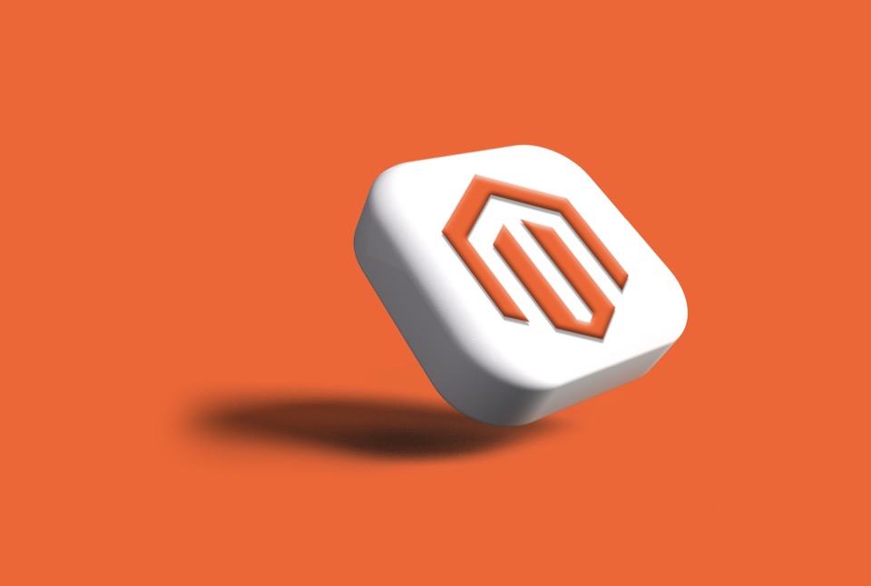 โลโก้ Magento ด้านหน้าพื้นหลังสีส้ม