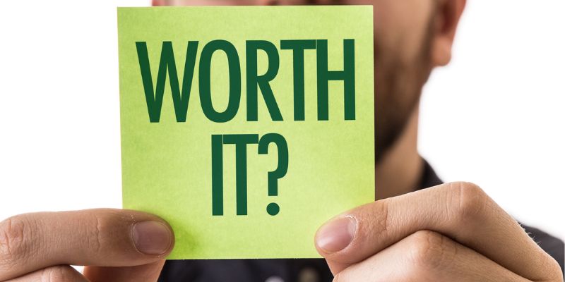 Revisão do Walmart Plus: homem segurando um papel com as palavras que valem a pena