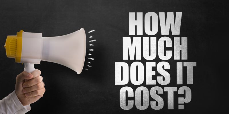 Uma mão segurando um megafone