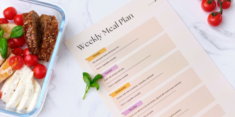 調理済み食品の隣のキッチンカウンターにある食事計画