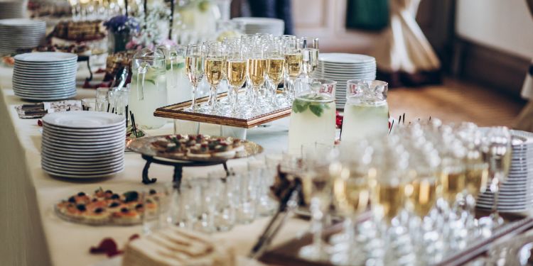 テーブルで提供されるケータリングサービス