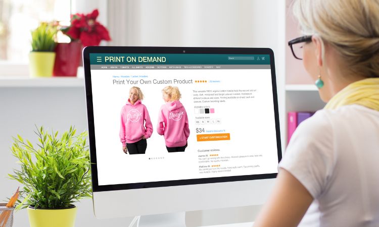 オンデマンド印刷ビジネスでコンピューター上の女性