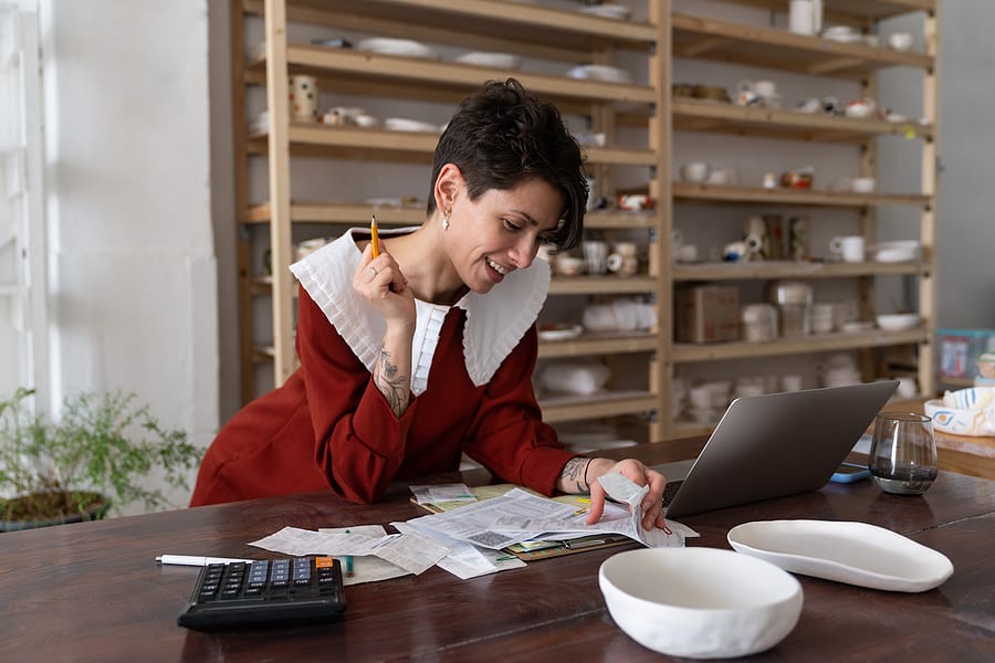Une femme en col claudine transfère de l'argent d'une banque à une autre.