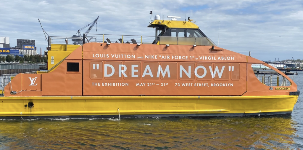 Reklama tranzytowa na bazie wody