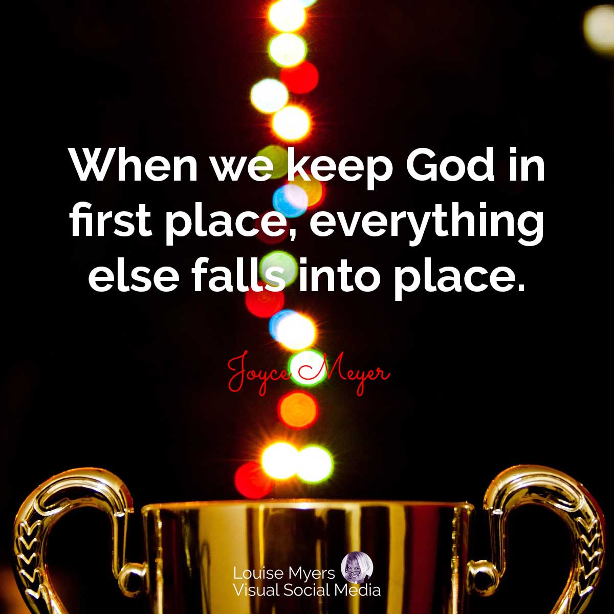 troféu de ouro com luzes bokek diz: Quando mantemos Deus em primeiro lugar, todo o resto se encaixa.