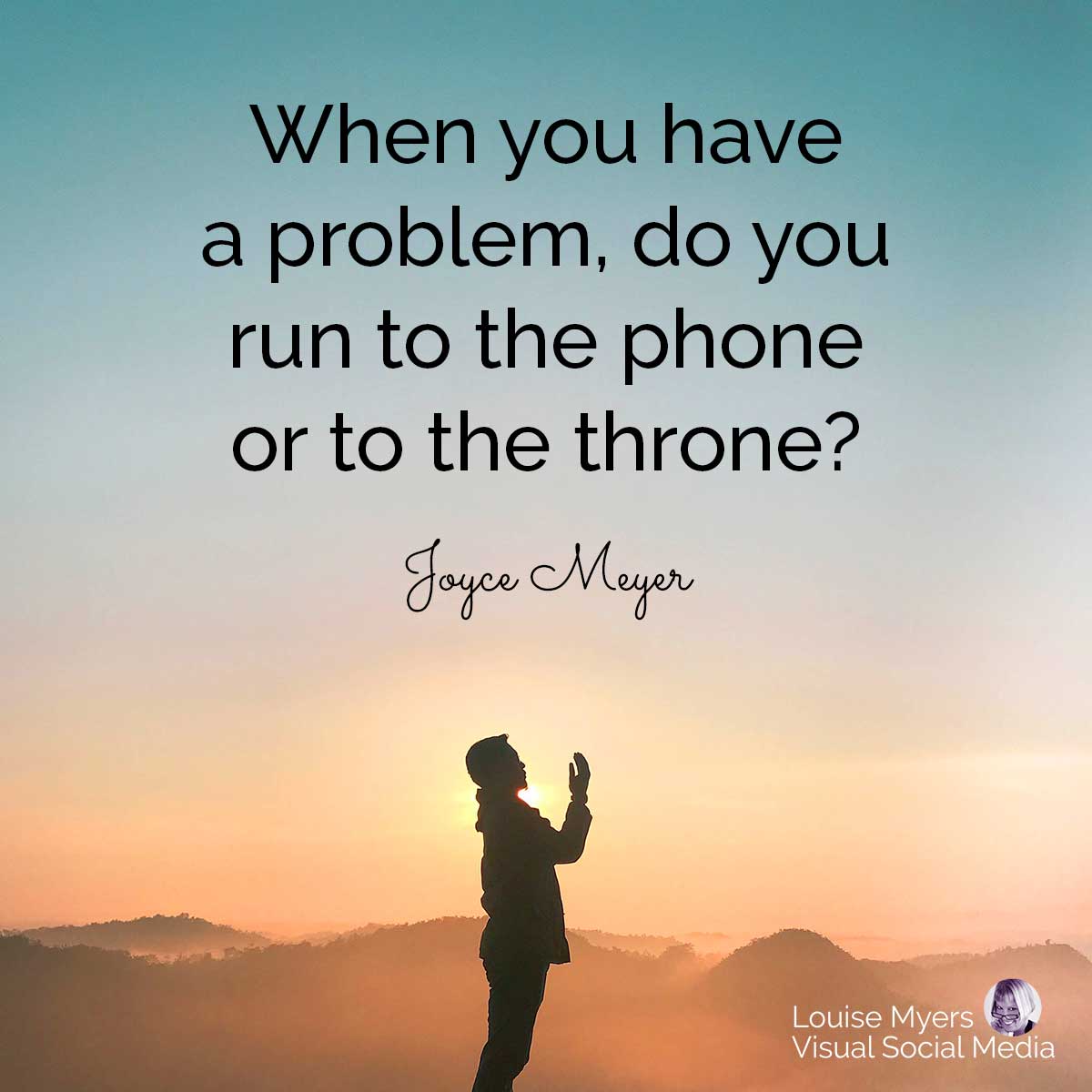 homem rezando na montanha com citação: Quando você tem um problema, você corre para o telefone ou para o trono?