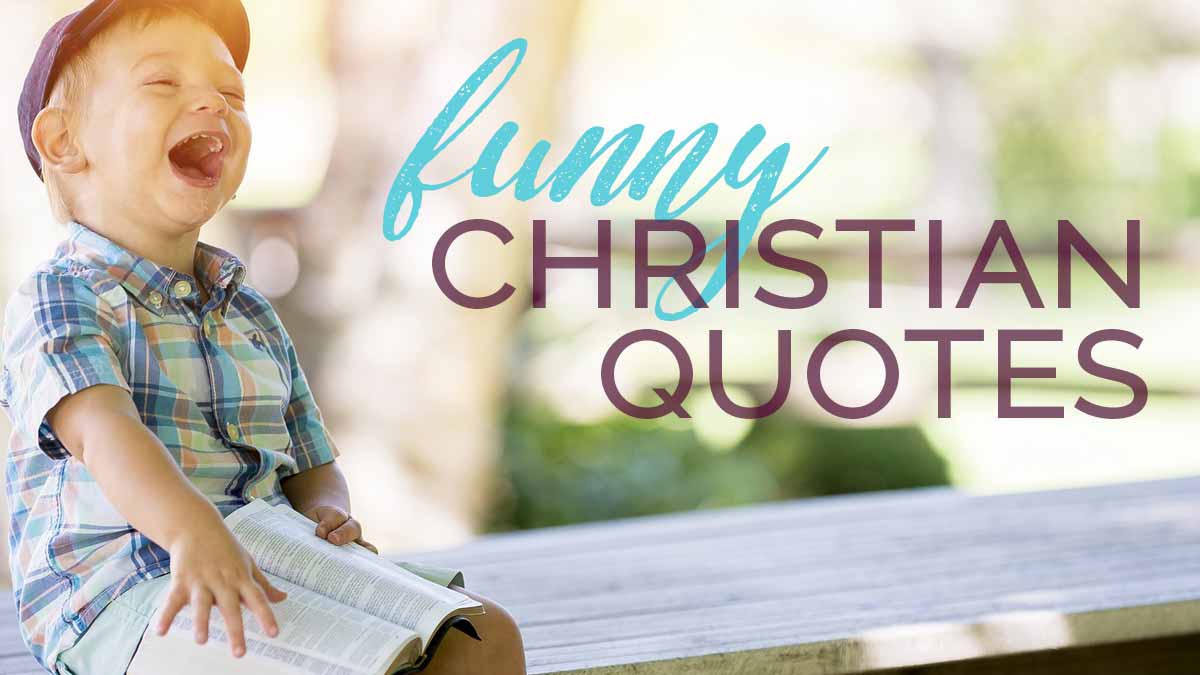 garotinho rindo com a Bíblia no colo diz citações cristãs engraçadas.