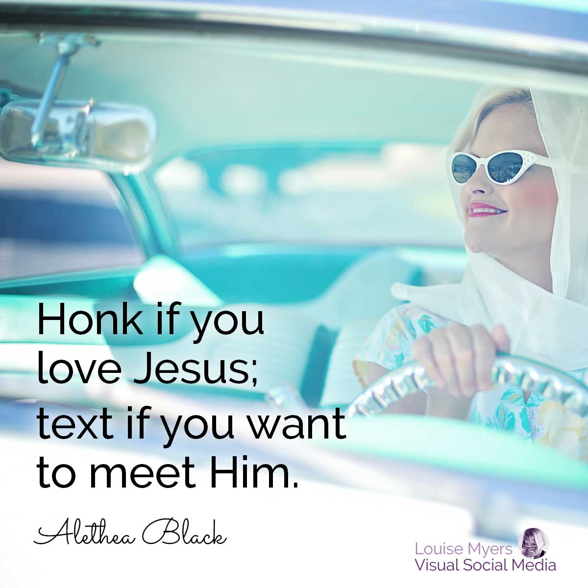 senhora retrô dirigindo carro antigo tem citação, Buzine se você ama Jesus; texto se você quiser conhecê-lo.