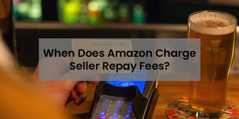 Uma pessoa usando um cartão de crédito em uma máquina POS colocada sobre uma mesa de madeira