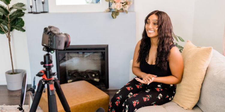 Kursersteller spricht in die Kamera