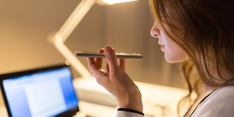 Synchronsprecher spricht in ein Telefon