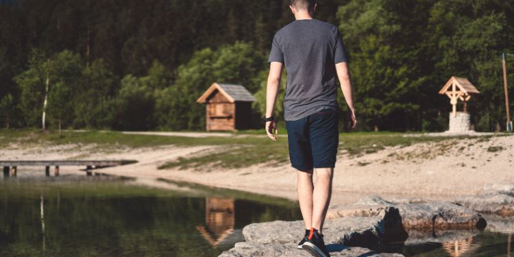 رجل يمشي على البحر