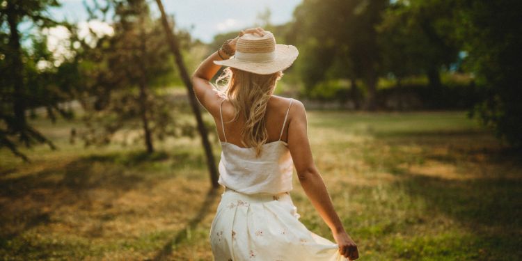 امرأة تمشي في حديقة بالخارج