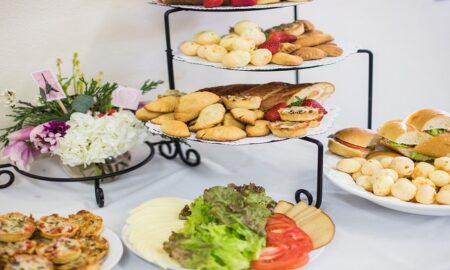 El arte de la presentación: desmitificando los estilos de catering buffet clásico, moderno y fusión