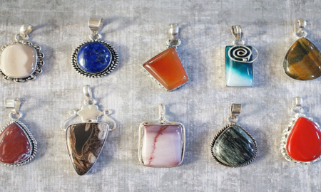 Du rouge au bleu : comprendre la symbolique des couleurs en joaillerie