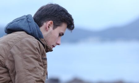 打破沉默：父母预防青少年自残的建议