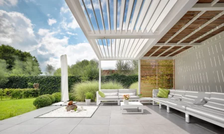 Adopte la vida al aire libre: las ventajas y características de los techos de persiana retráctiles para su patio