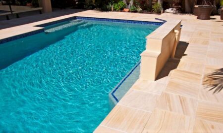 选择完美的泳池顶部：材料、样式和设计理念