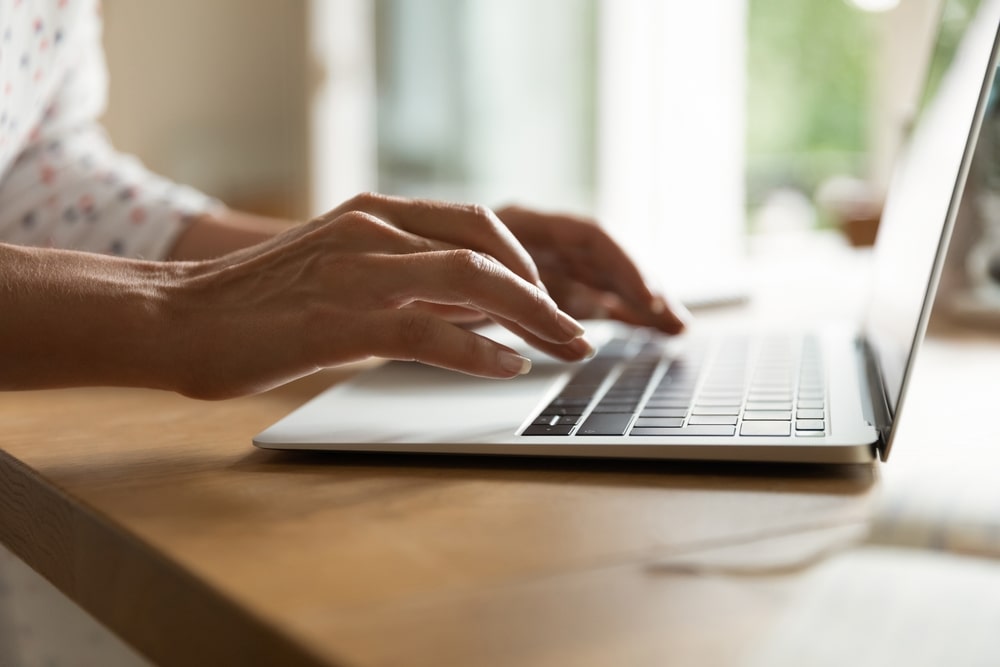 Um profissional de marketing de conteúdo trabalha em suas técnicas de redação de títulos.