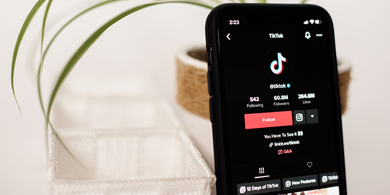 Un telefon cu un cont TikTok