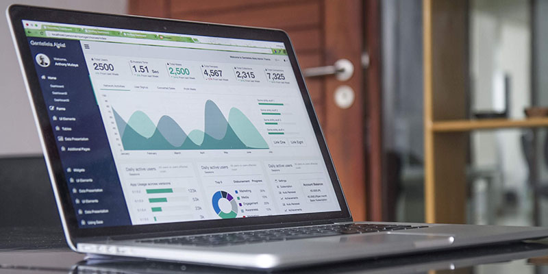 Un laptop cu grafice și numere