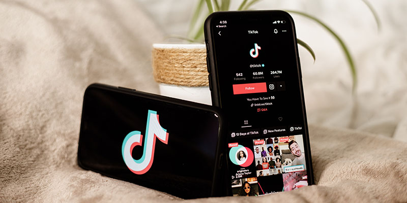 Două telefoane care arată sigla TikTok și un cont TikTok