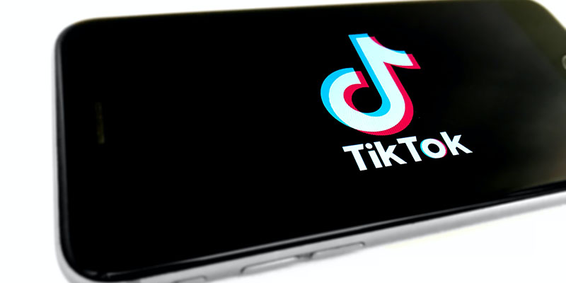 Un telefon cu o siglă TikTok mare