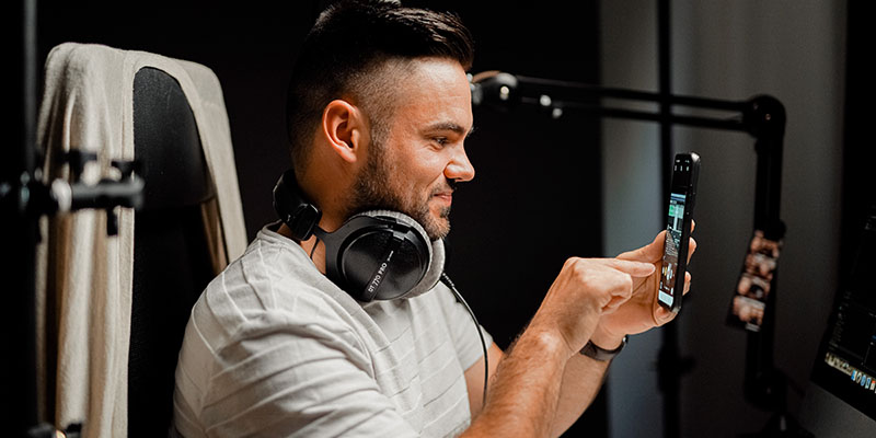 Un bărbat care își derulează telefonul