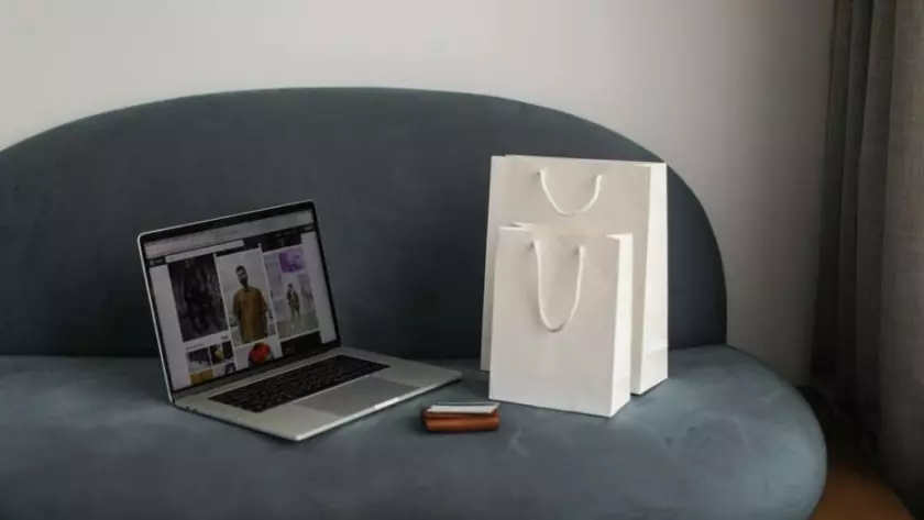 소파에 노트북과 쇼핑백.