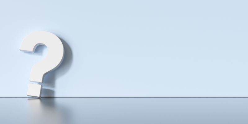 duvara yaslanmış 3B soru işareti grafiği