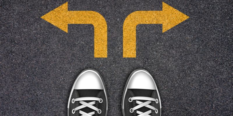 iki okun yanında duran bir kişinin ayakları