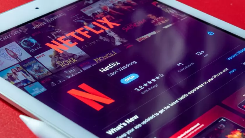 Tendencias de desarrollo de aplicaciones OTT: la aplicación de Netflix se muestra en un iPad.