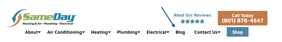 En-tête du site Web avec une flèche pointant vers leur section de blog.