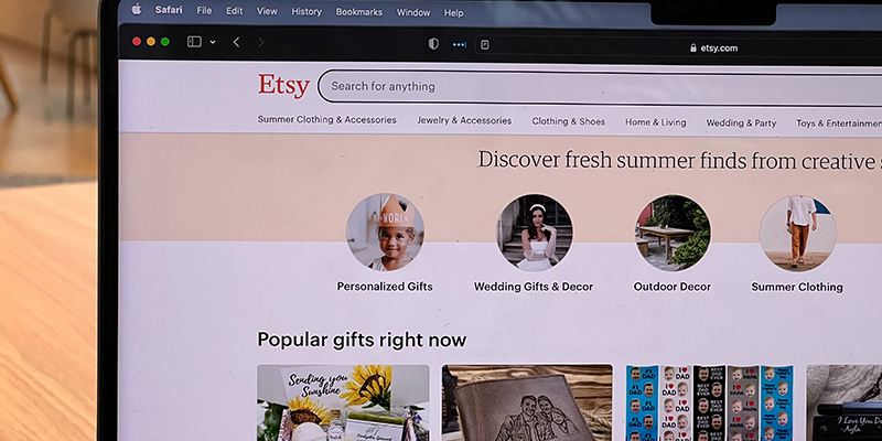 Etsy ホームページのタブが表示されたラップトップのショット