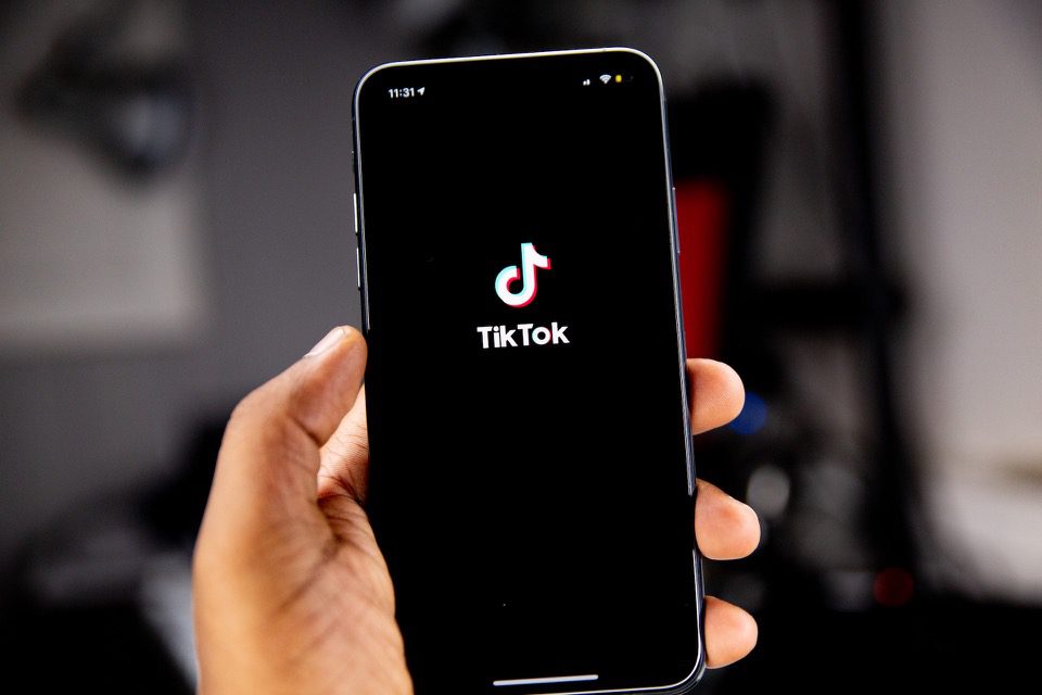Siyah Ekranda TikTok Logolu El Tutma Telefonu