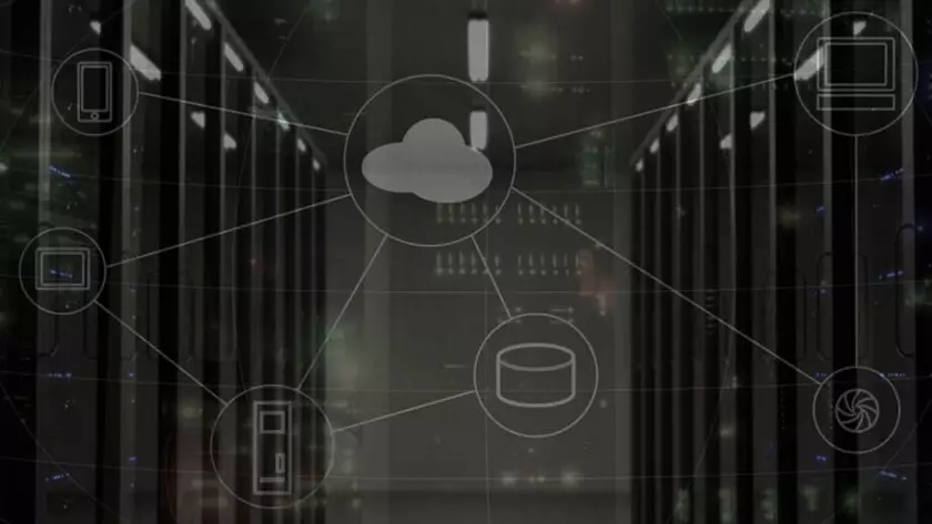 连接有云的服务器机房的图像。