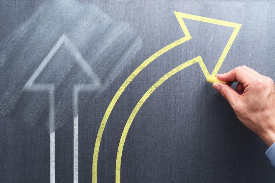 Flecha blanca borrada y nueva flecha amarilla dibujada en la pizarra