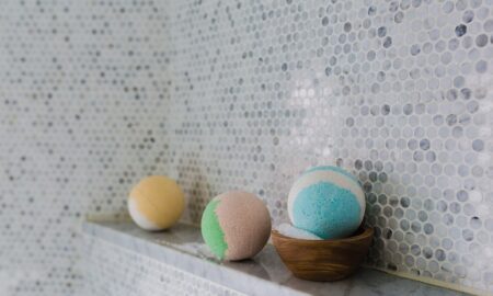 บาธบอมบ์! วิธีดูแลรักษาอ่างอาบน้ำให้สะอาดโดยใช้ความพยายามน้อยที่สุด