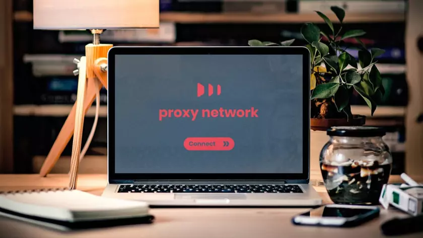 Su una scrivania c'è un laptop con la parola proxy network.