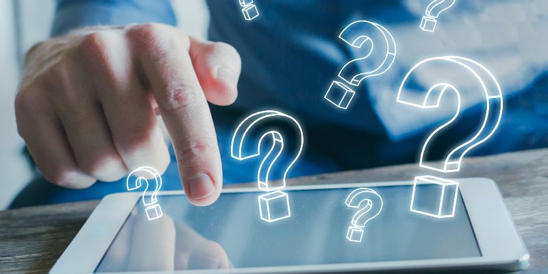 태블릿을 누르는 사람의 손가락