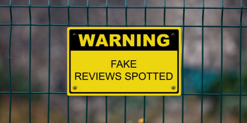 울타리에 게시된 경고 표시