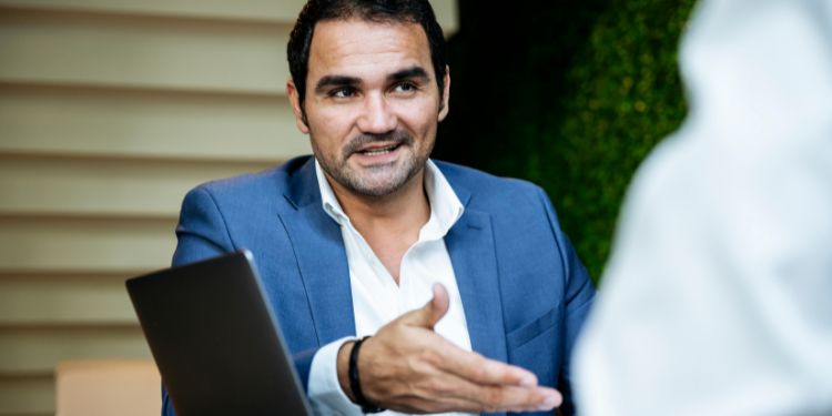 убедительный мужчина