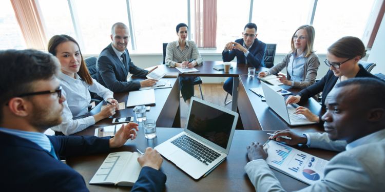 пример официального тона, показывающий коллег на рабочей встрече