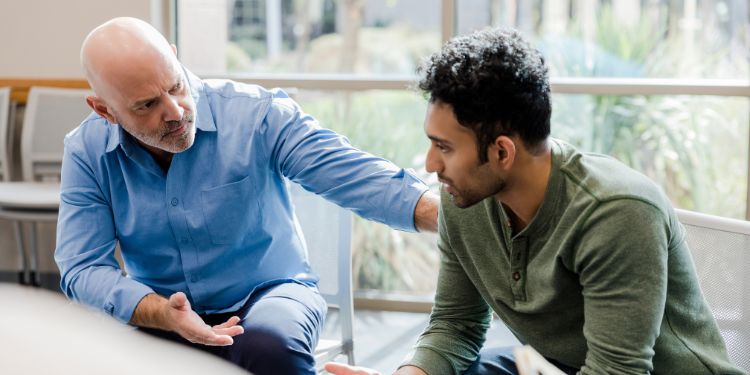 мужчина проявляет сочувствие