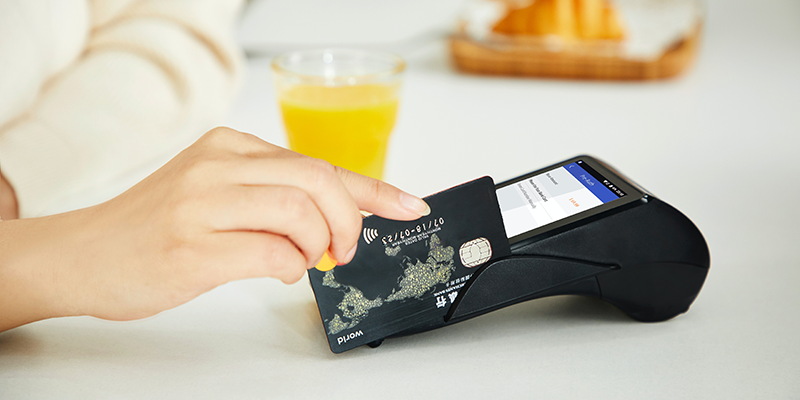 Utilizarea unui card de credit pe un aparat POS