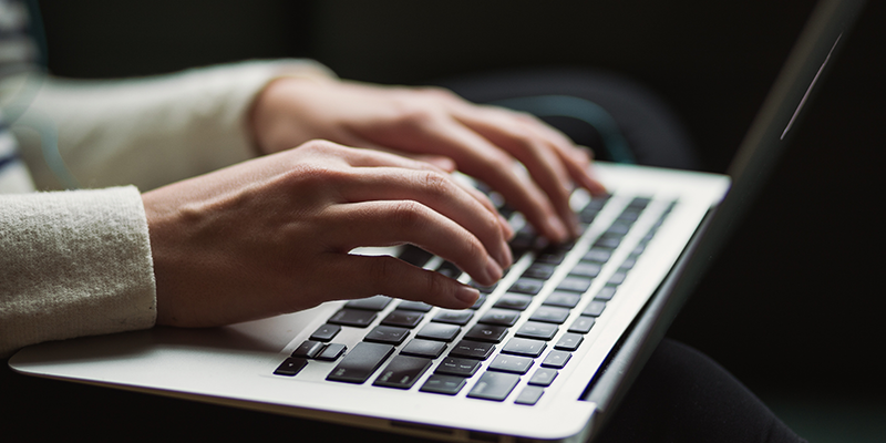 Escribiendo en una computadora portátil