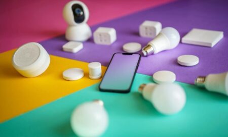 الكاميرا الأمنية بمقبس الإضاءة: تثبيت الأشياء ورؤيتها في ضوء جديد