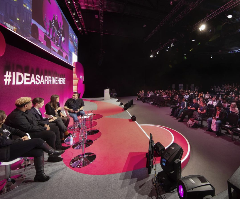 Konferansta yapılan bir konuşmanın fotoğrafı