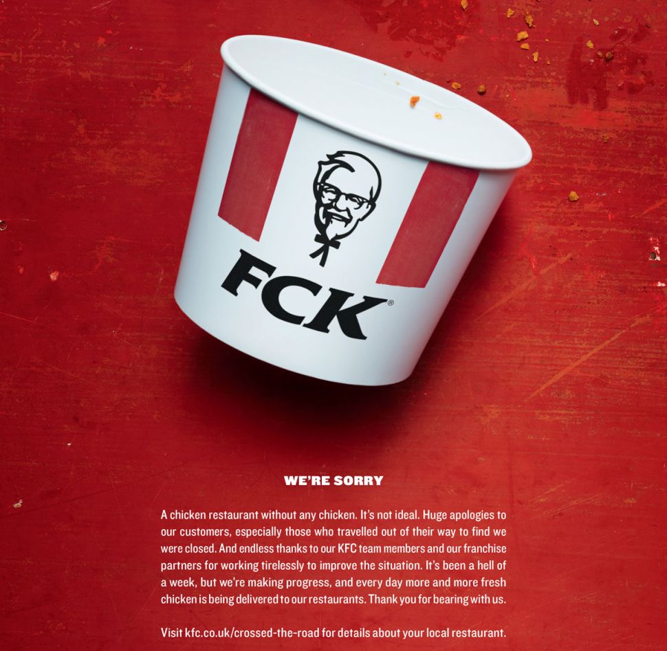 Bir KFC reklamının ekran görüntüsü. Reklam, KFC kovasının üzerinde "FCK" harflerinin yazılı olduğu bir özür niteliğindedir